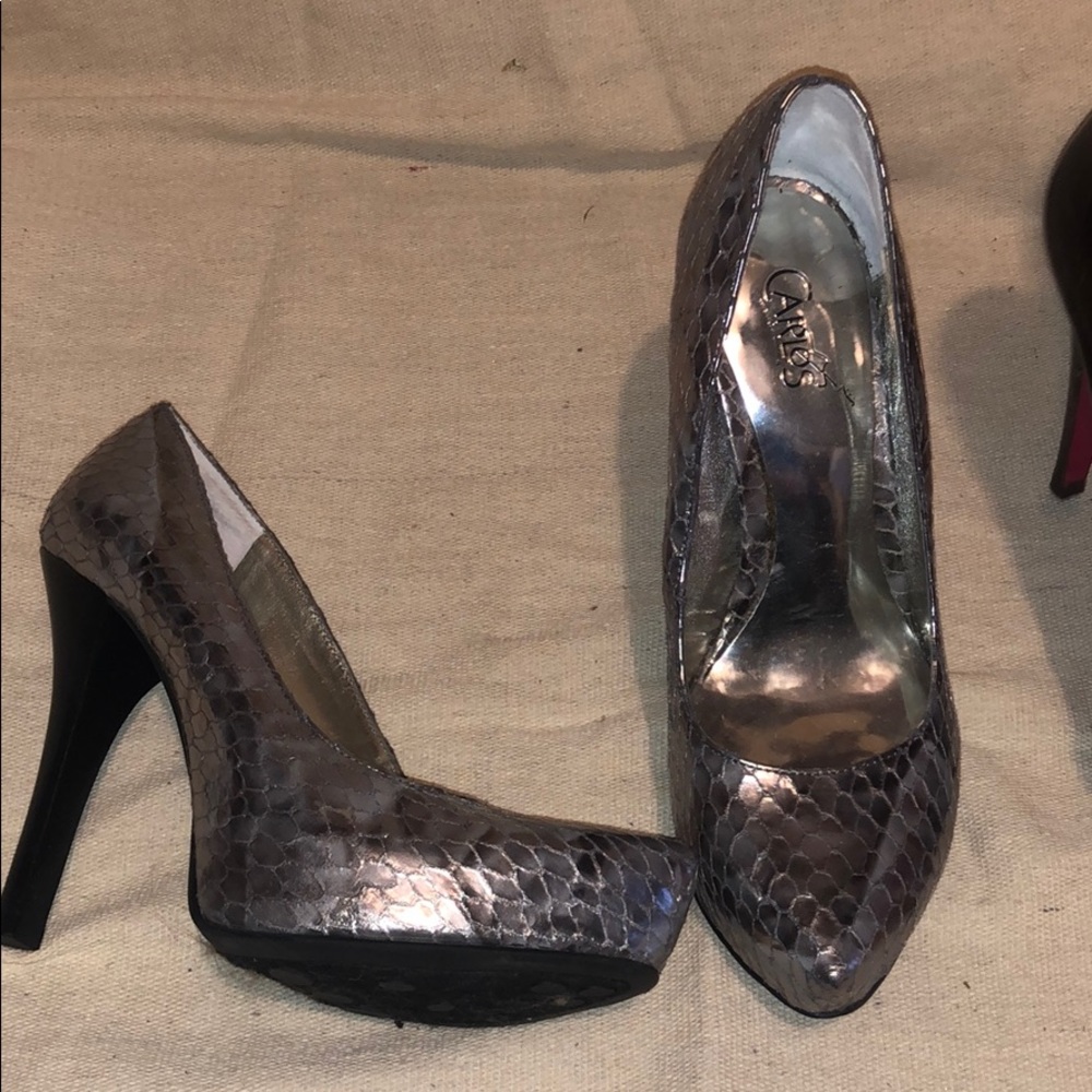 Silver snakeskin pumps
